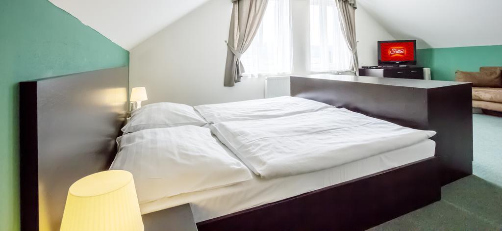 Garni Hotel Fellini Ziar nad Hronom Bagian luar foto